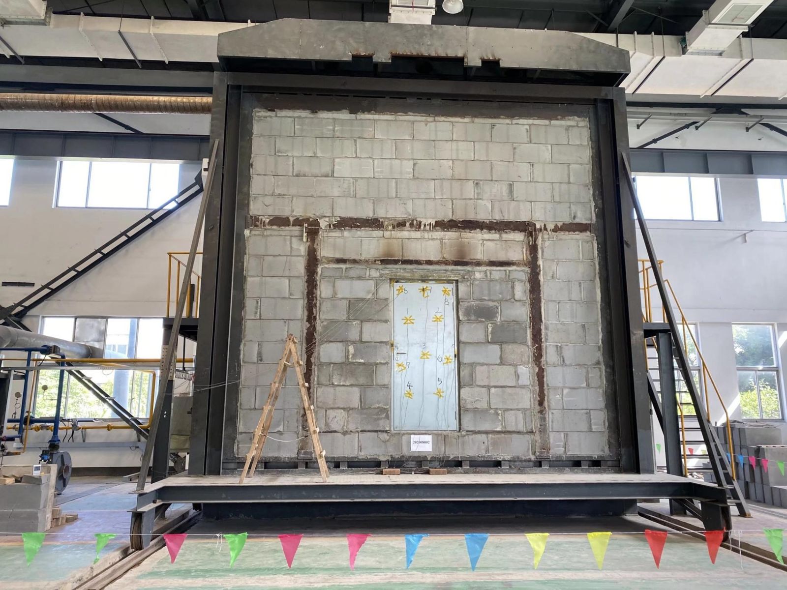 Vertical fire resistance furnace with door specimen